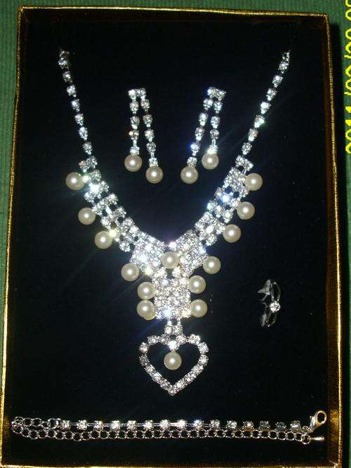 HIGH FASHION 5 PIECE NECKLACE SET WITH RING,EARRINGS AND BRACELET